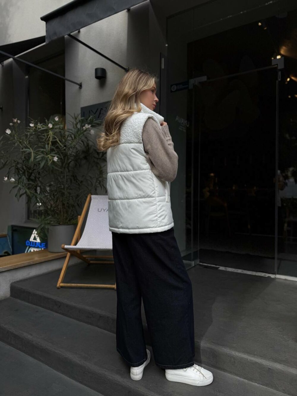 Жилет стьобаний з хутром баранчик колір молоко