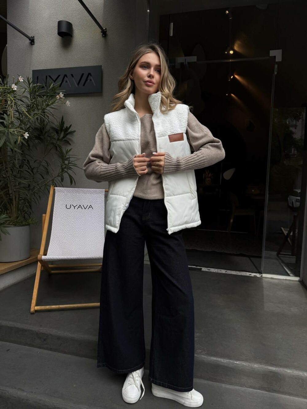 Жилет стьобаний з хутром баранчик колір молоко