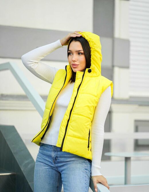 Весенняя жилетка с капюшоном, цвет жёлтый