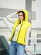 Весенняя жилетка с капюшоном, цвет жёлтый