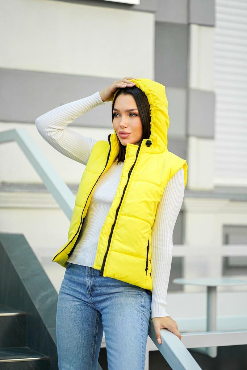 Весенняя жилетка с капюшоном, цвет жёлтый