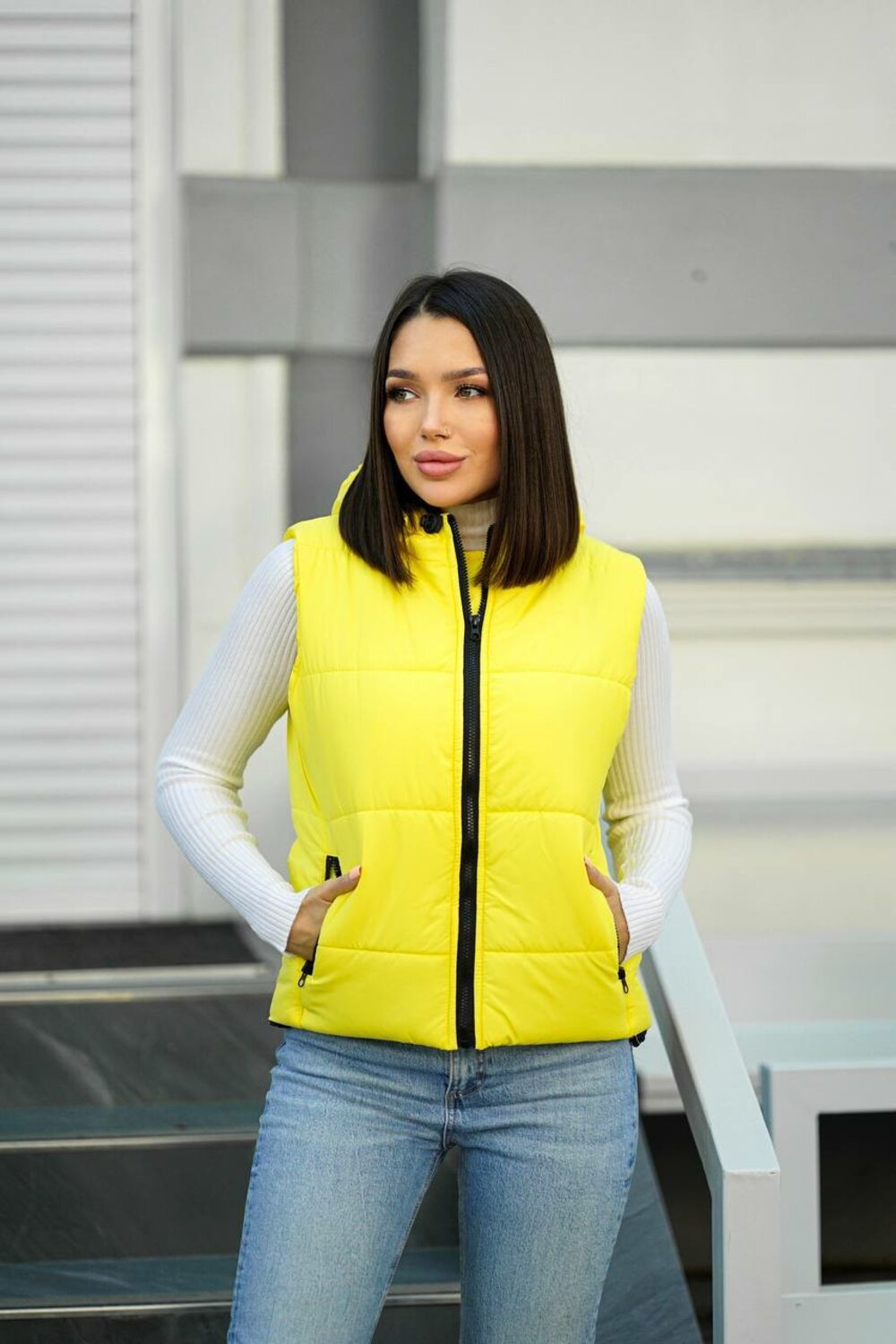 Весенняя жилетка с капюшоном, цвет жёлтый