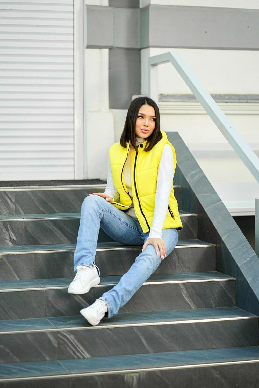 Весенняя жилетка с капюшоном, цвет жёлтый