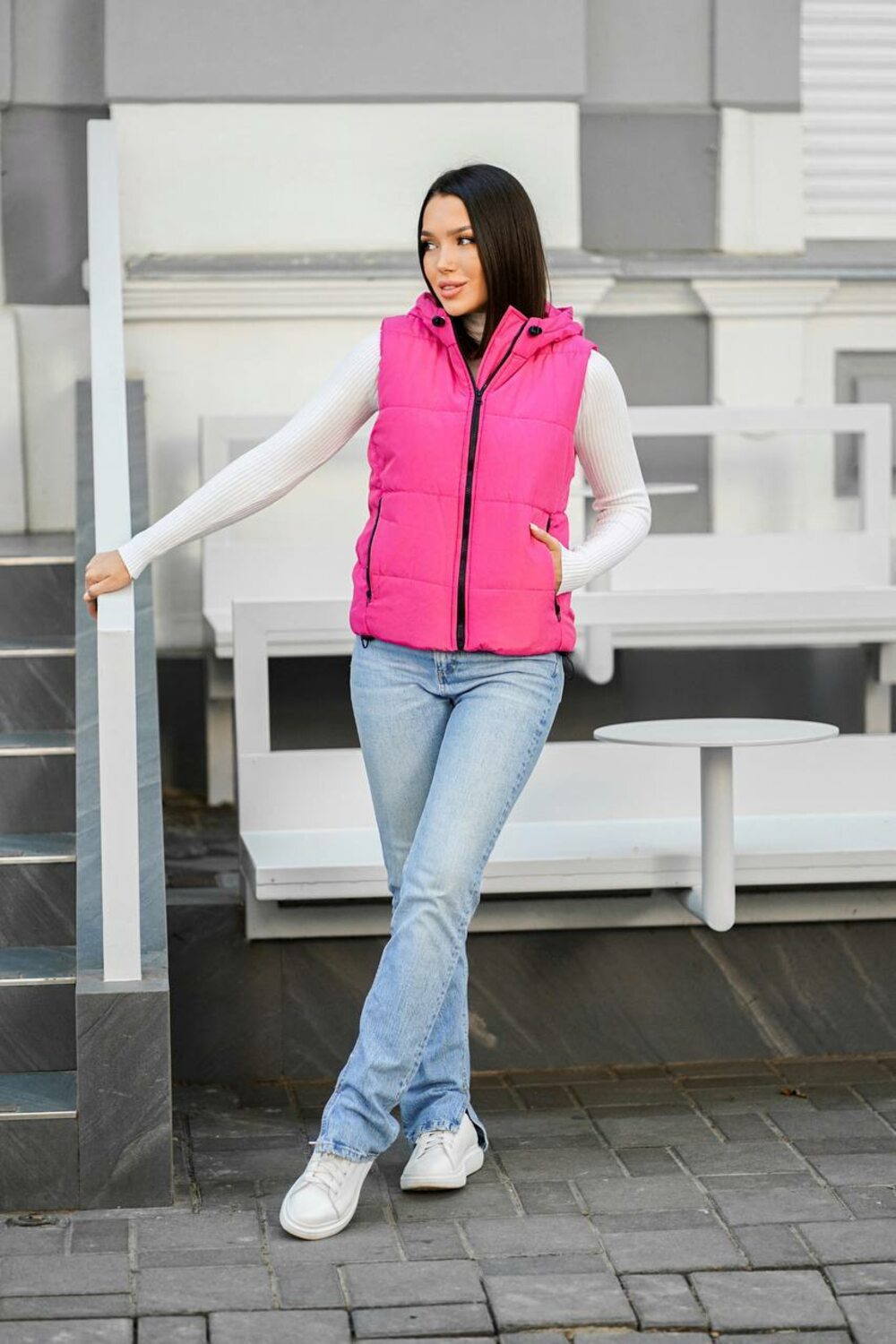 Весенняя жилетка с капюшоном, цвет малиновый