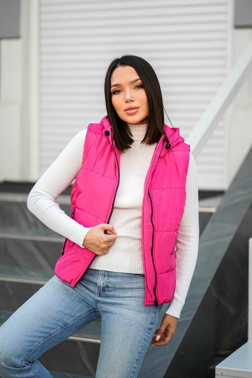 Весенняя жилетка с капюшоном, цвет малиновый