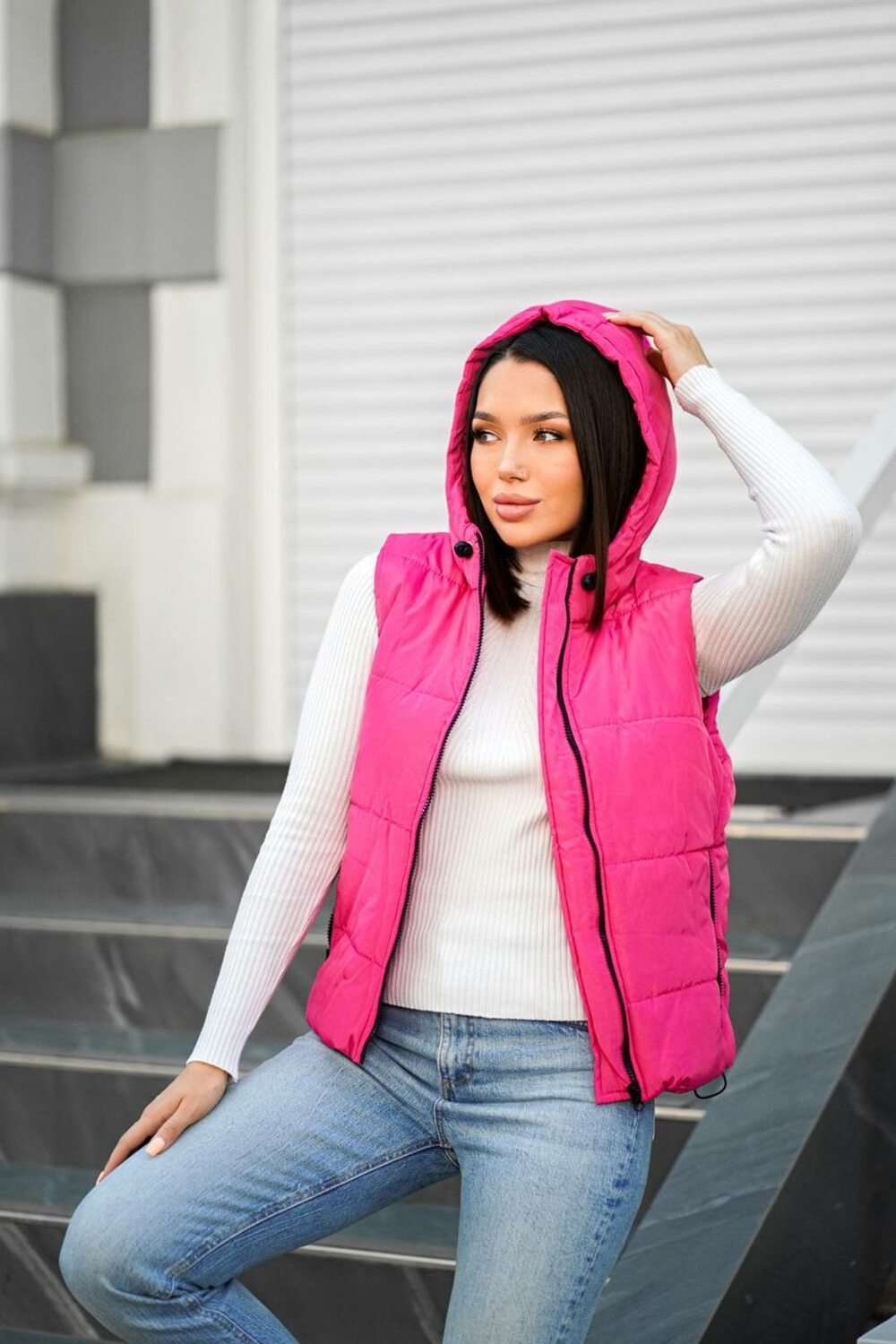 Весенняя жилетка с капюшоном, цвет малиновый