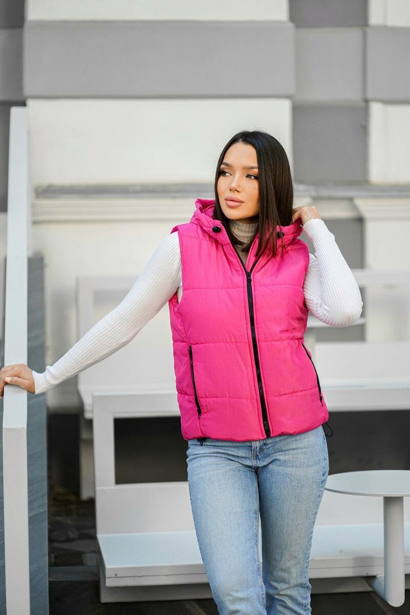 Весенняя жилетка с капюшоном, цвет малиновый