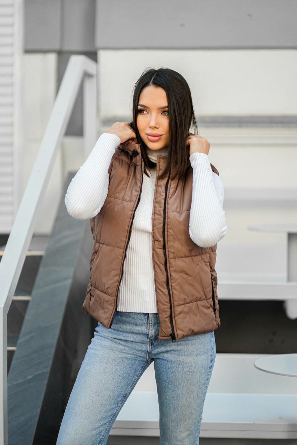 Весенняя жилетка с капюшоном, цвет кофе