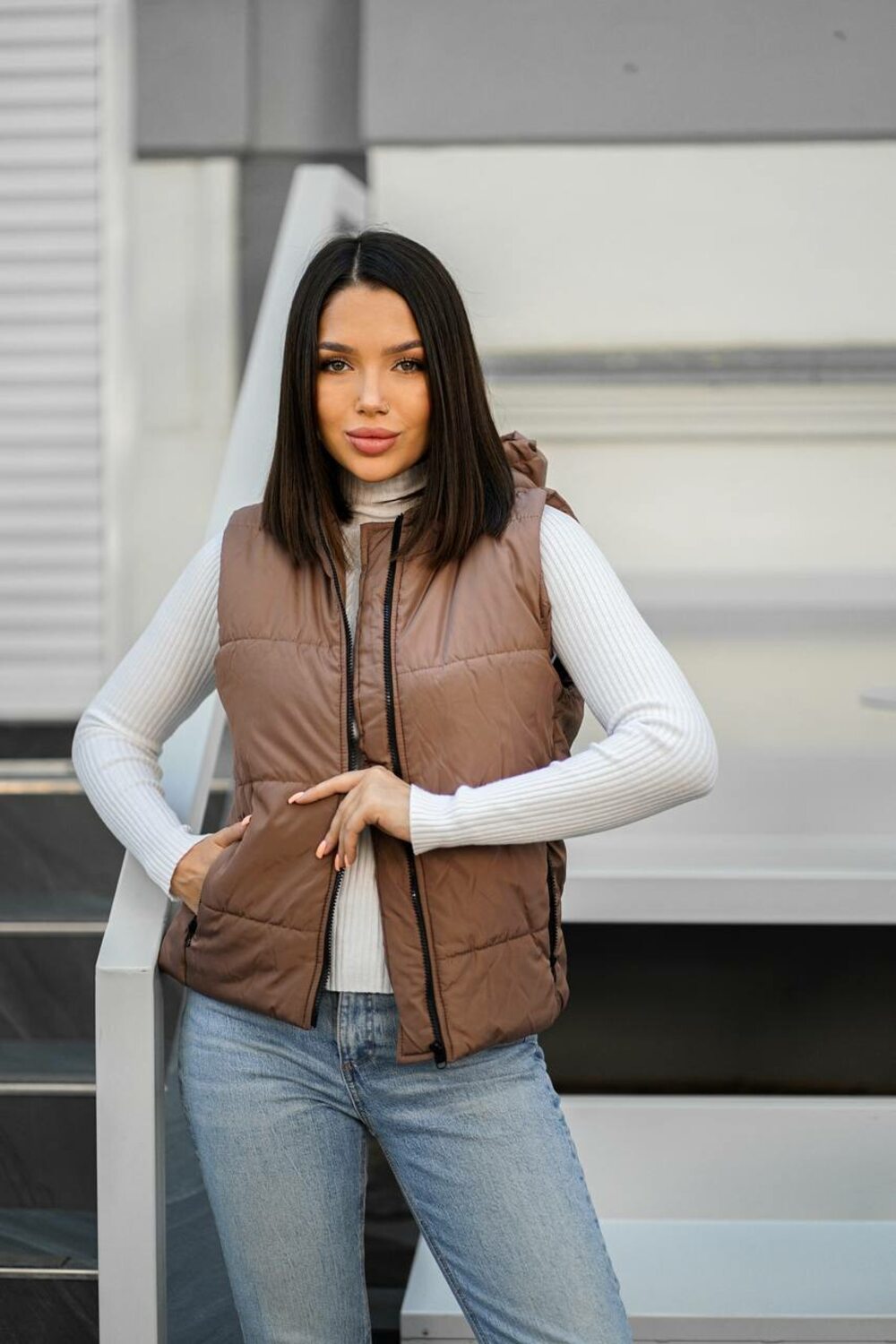 Весенняя жилетка с капюшоном, цвет кофе