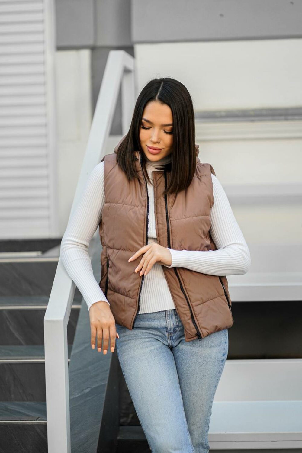Весенняя жилетка с капюшоном, цвет кофе