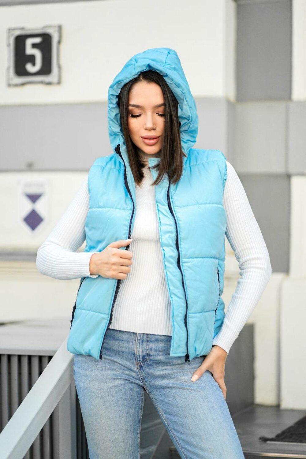 Весенняя жилетка с капюшоном, цвет блакитный