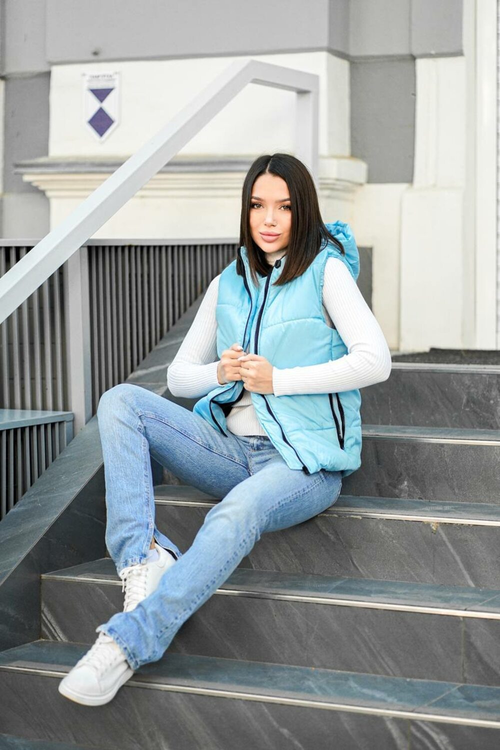 Весенняя жилетка с капюшоном, цвет блакитный