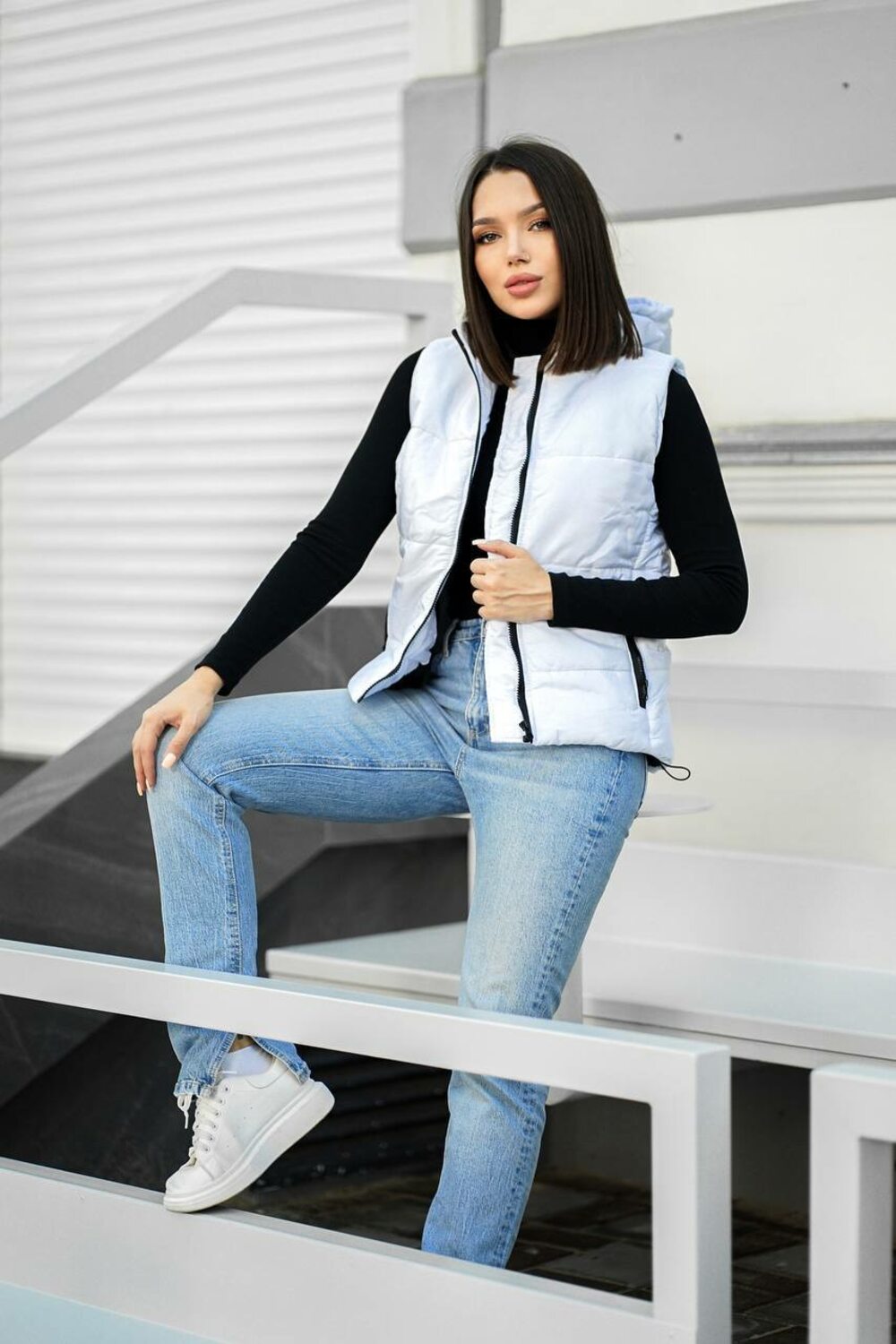 Весенняя жилетка с капюшоном, цвет белый