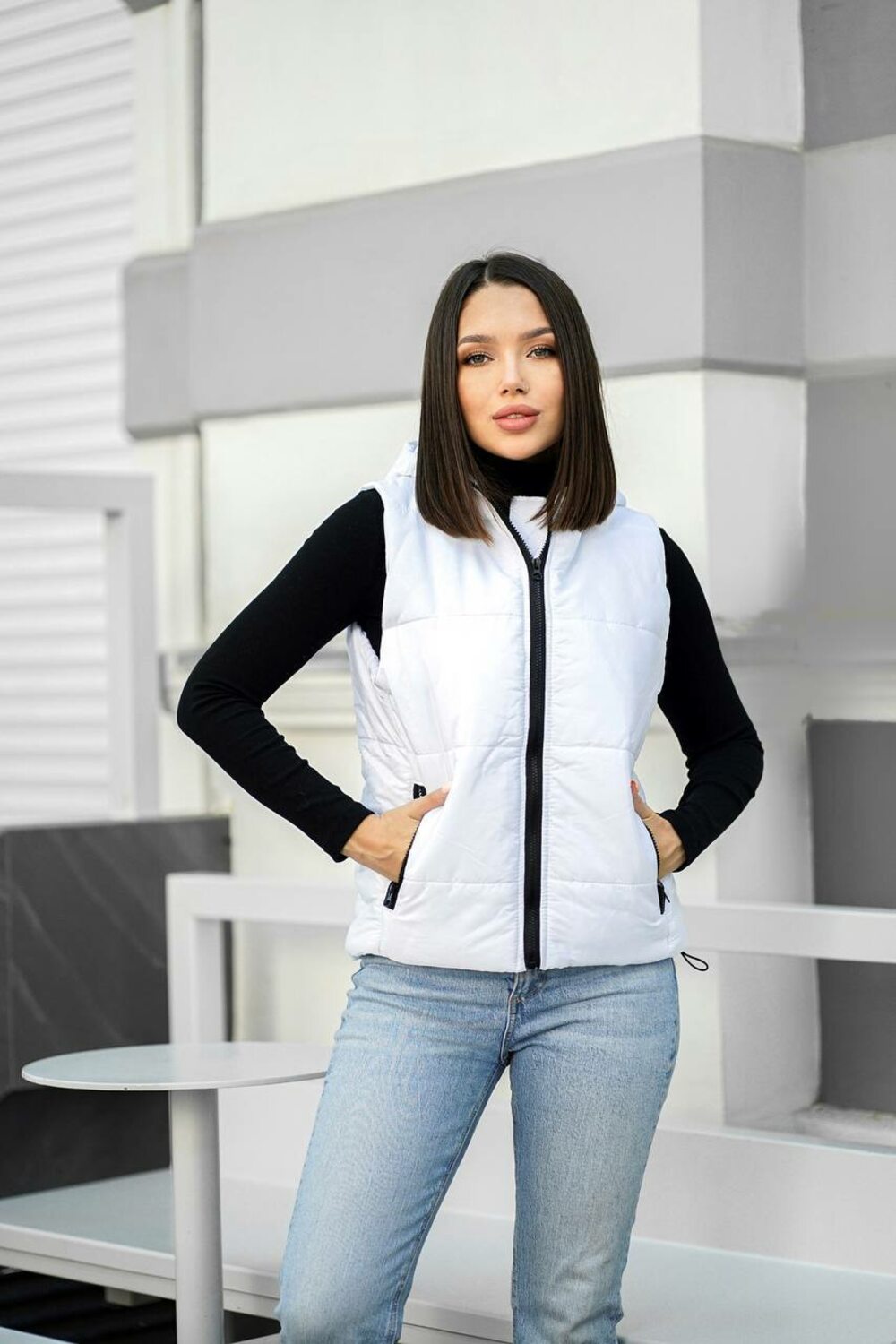 Весенняя жилетка с капюшоном, цвет белый