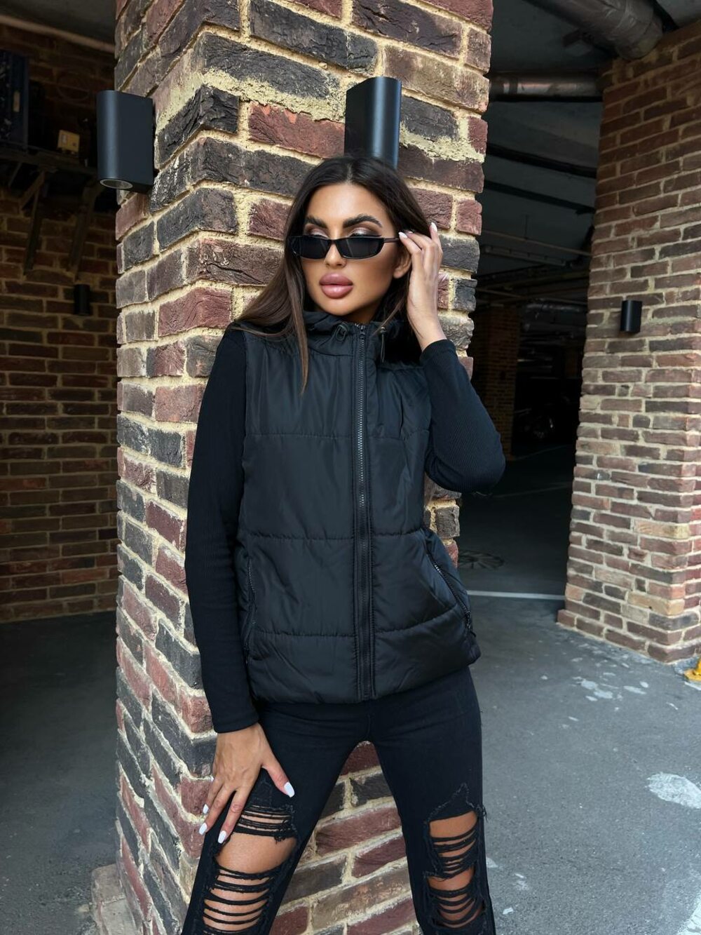 Весенняя жилетка с капюшоном, цвет чёрный