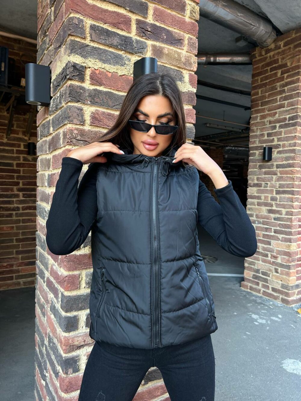 Весенняя жилетка с капюшоном, цвет чёрный