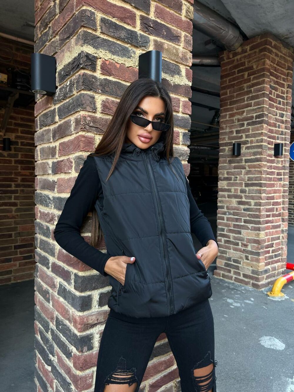 Весенняя жилетка с капюшоном, цвет чёрный