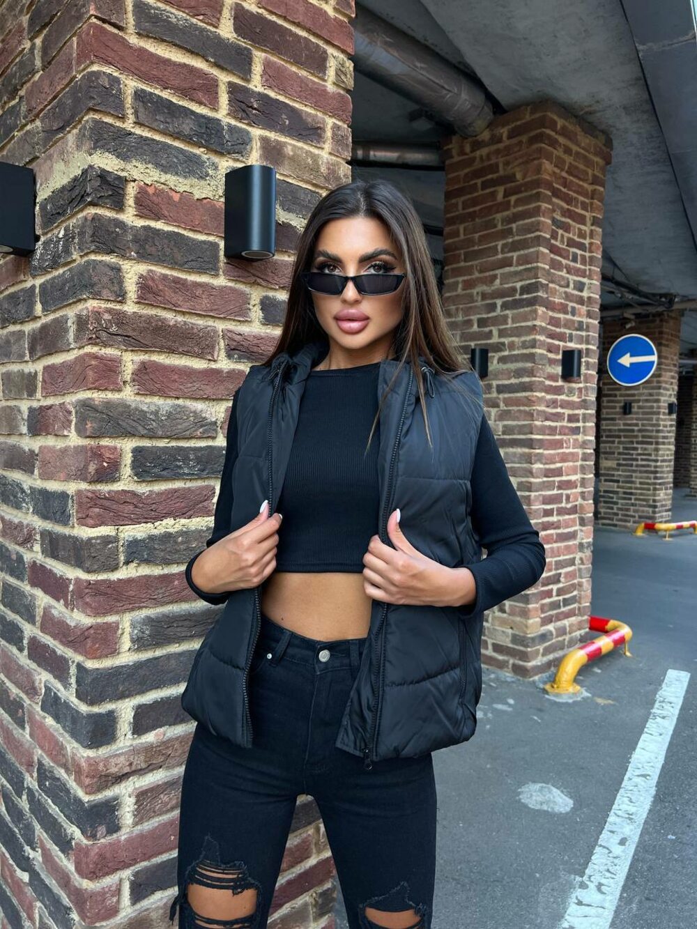 Весенняя жилетка с капюшоном, цвет чёрный