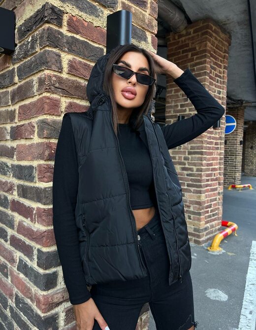 Весенняя жилетка с капюшоном, цвет чёрный