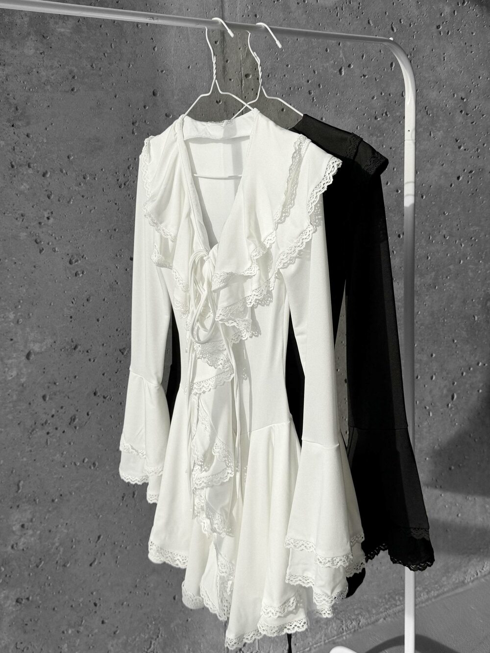 Комбинезон-ромпер с воланами и кружевом цвет молоко