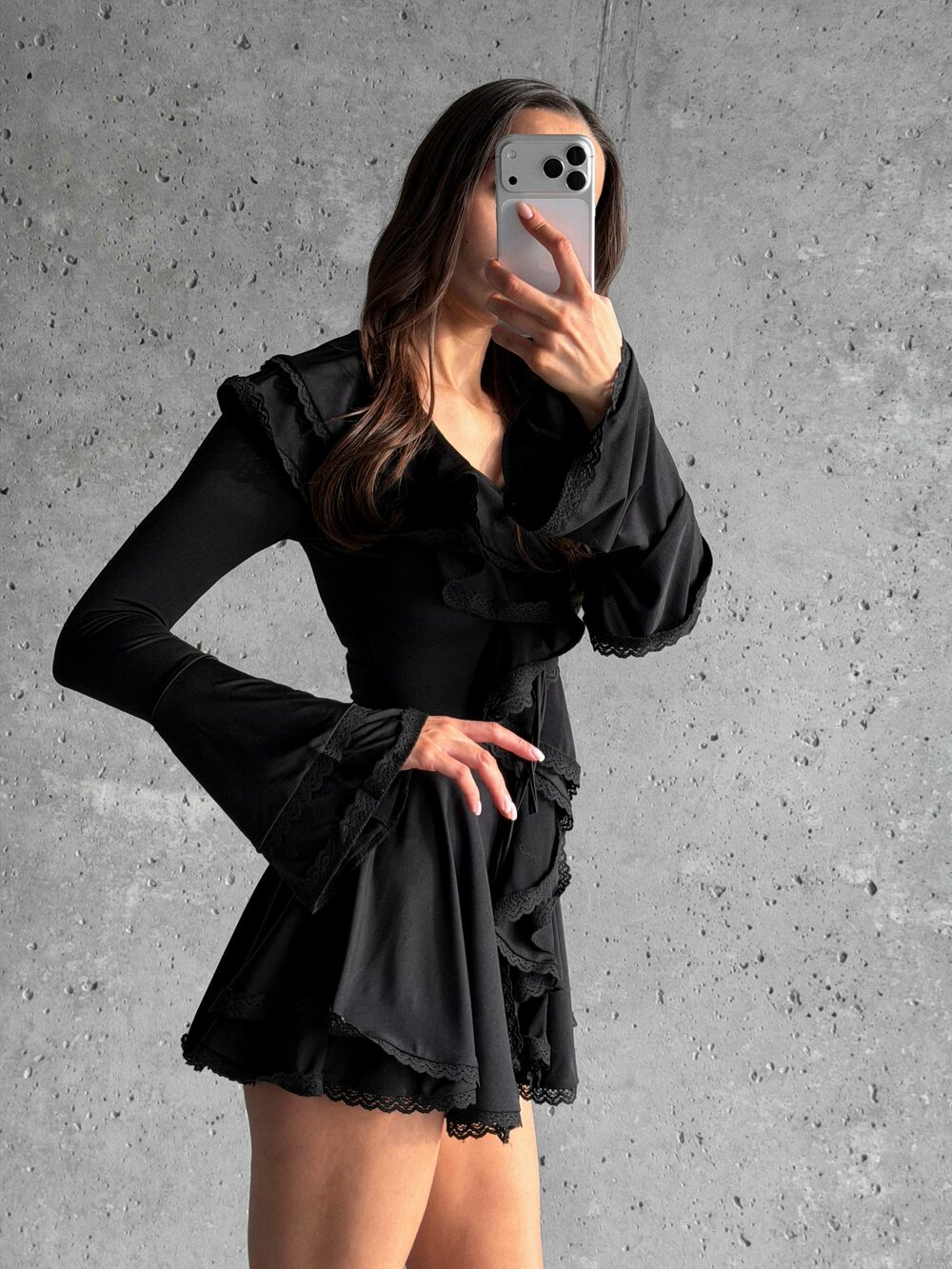 Комбинезон-ромпер с воланами и кружевом цвет черный