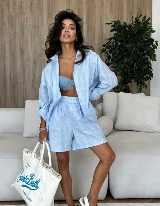 Костюм состоит из рубашки и шорт, цвет голубой