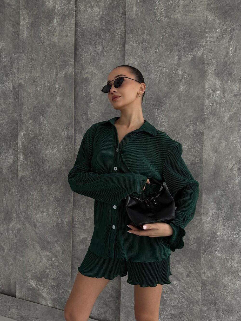 Костюм двійка складається з сорочки та шорт, колір смарагд