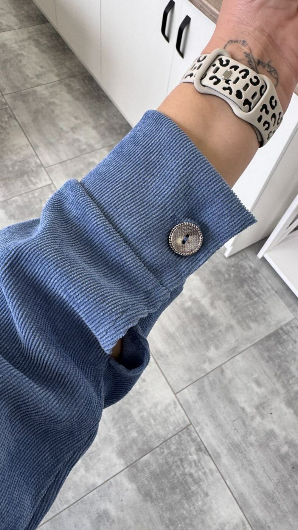 Костюм двійка складається з штанів та сорочки, колір блакитний