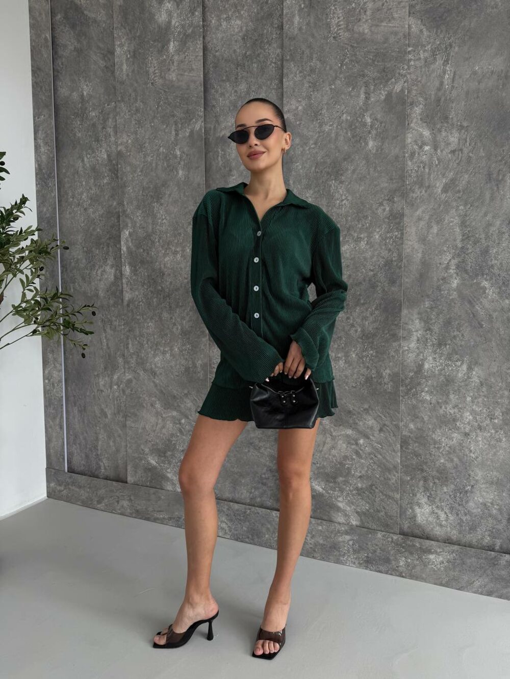Костюм двійка складається з сорочки та шорт, колір смарагд