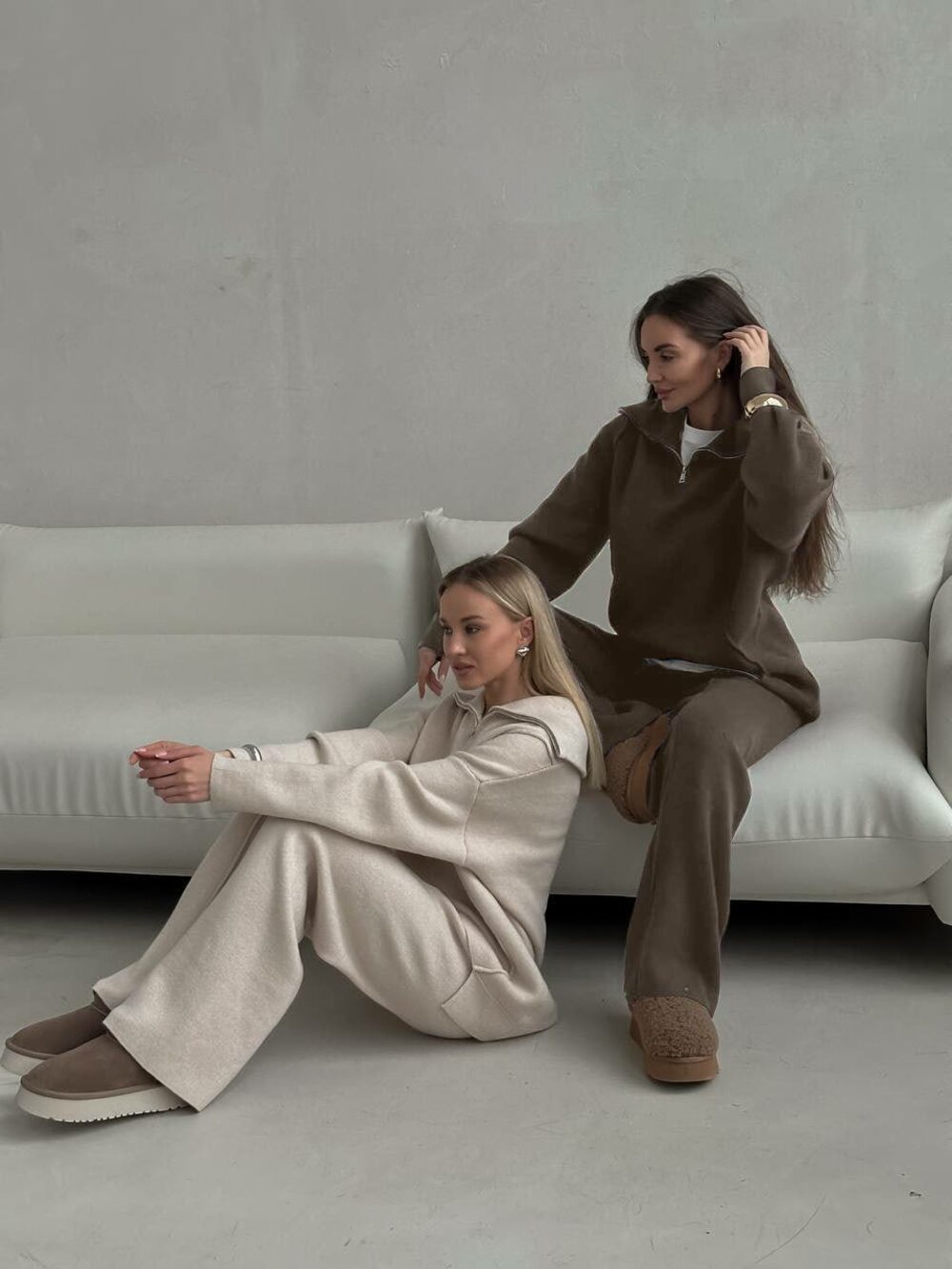 Костюм складається з світшота та штанів, колір шоколад.