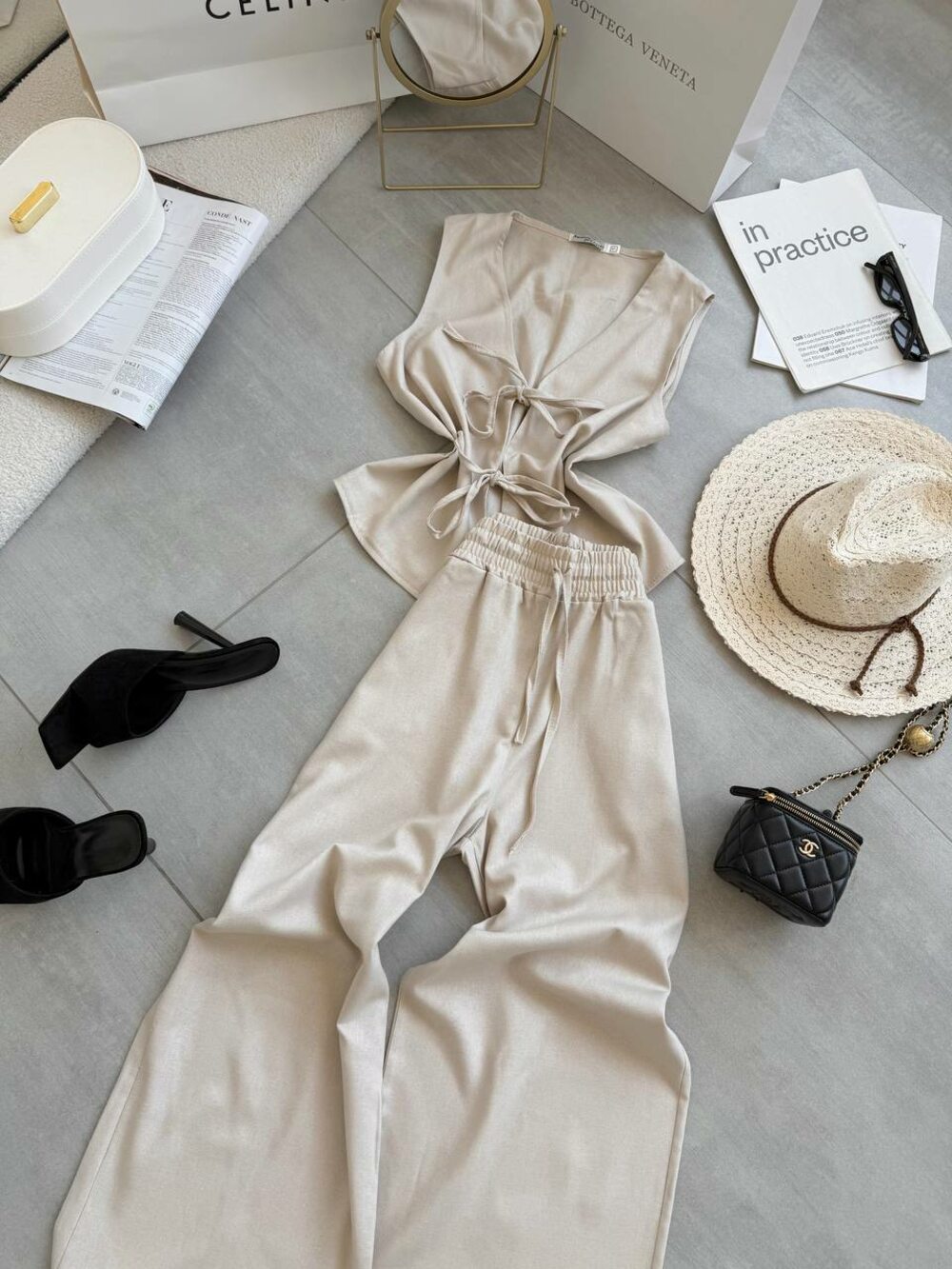 Костюм складається з жилета та штанів, колір бежевий.