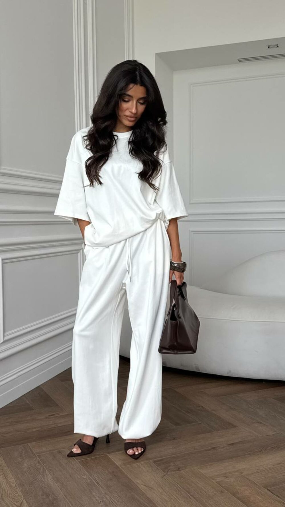 Косюм двійка складається з штанів та футболки, колір білий