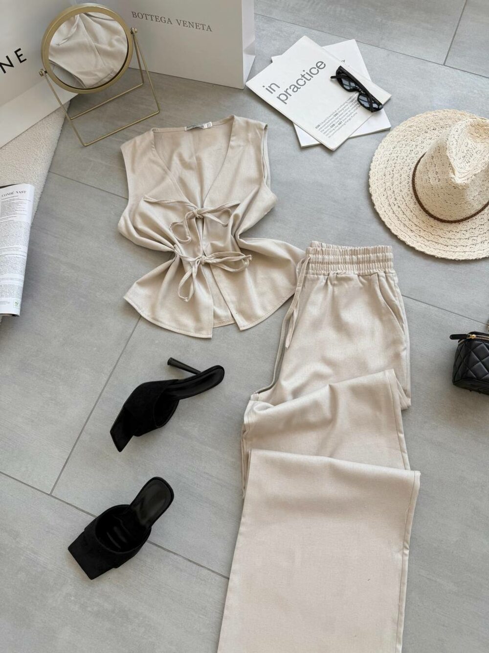 Костюм складається з жилета та штанів, колір бежевий.