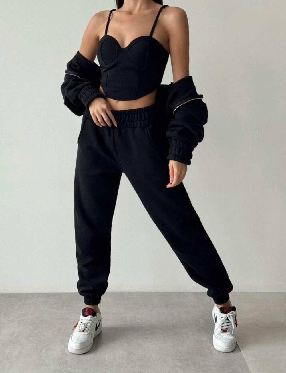Костюм трійка складається з худорлявої, штанів і топа, колір чорний