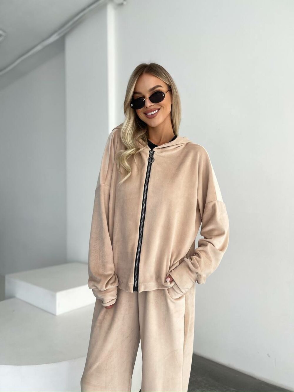 Костюм складається з кофти оверсайз і штанів на високій посадці, колір бежевий