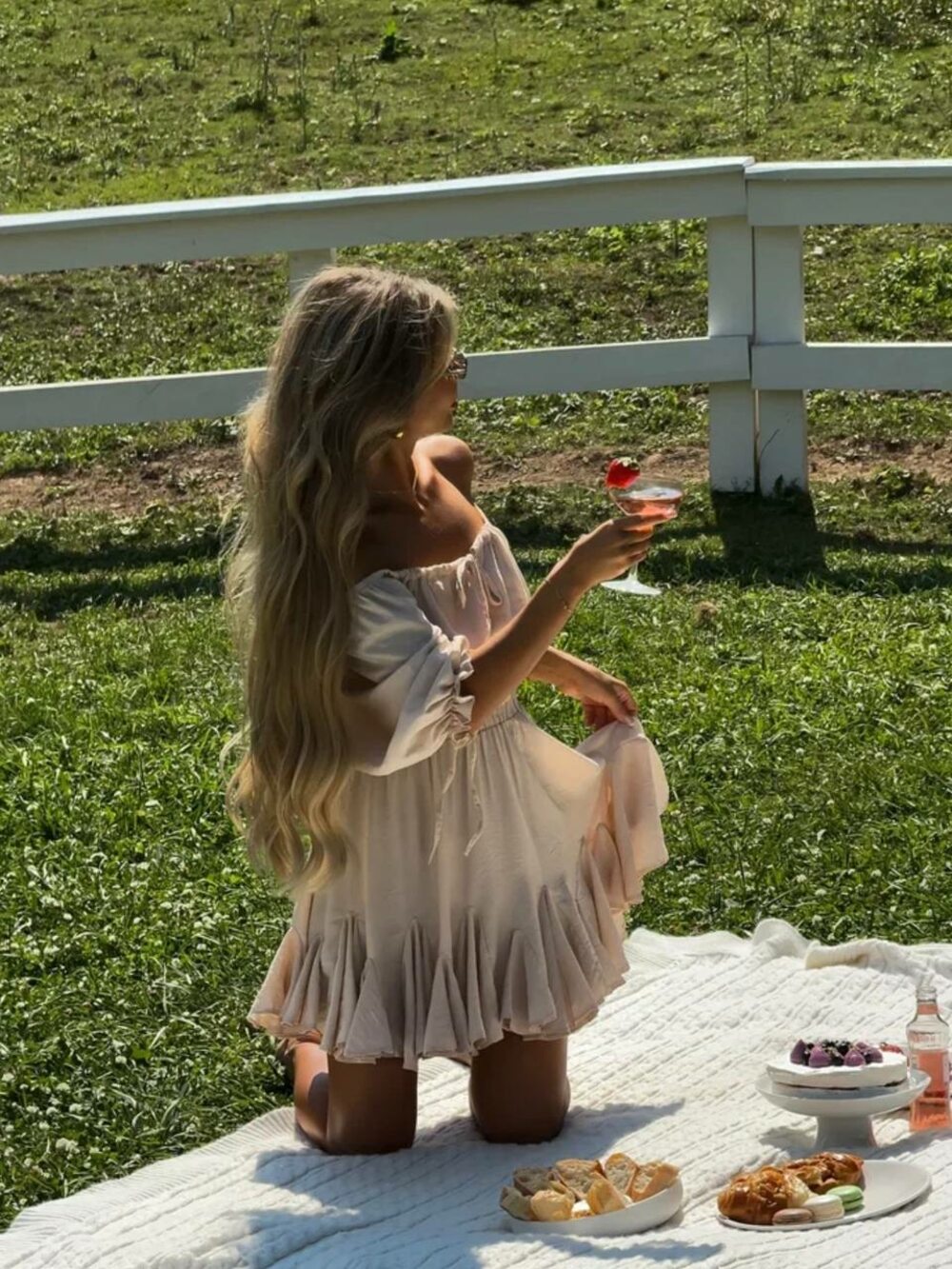 Костюм складається з топу та спідниці, колір бежевий