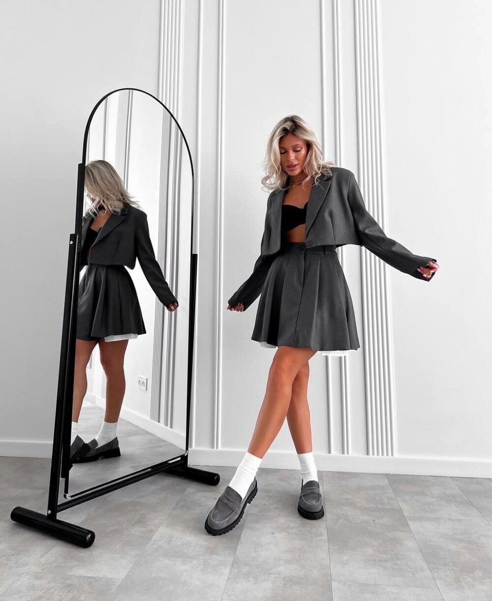 Костюм состоит из юбки и укороченного пиджака, цвет графит