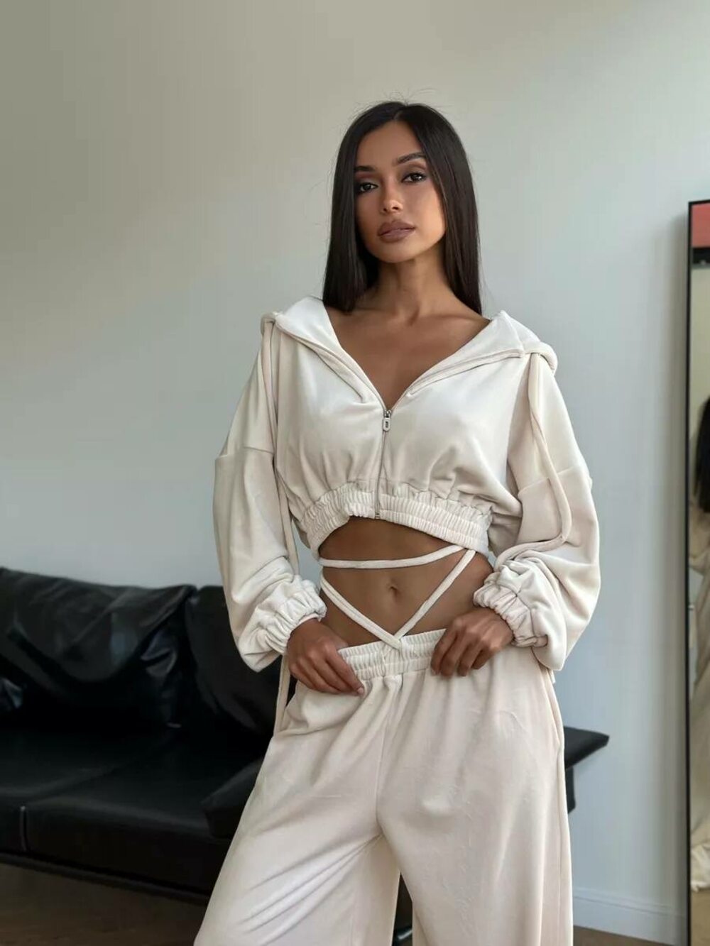 Велюровий костюм двійка складається з худі та штанів, колір бежевий