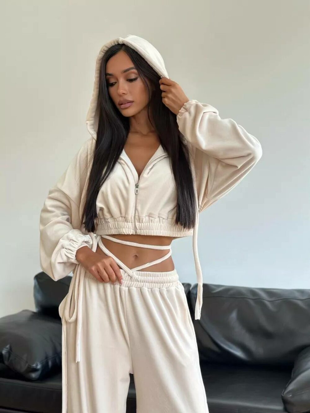 Велюровий костюм двійка складається з худі та штанів, колір бежевий