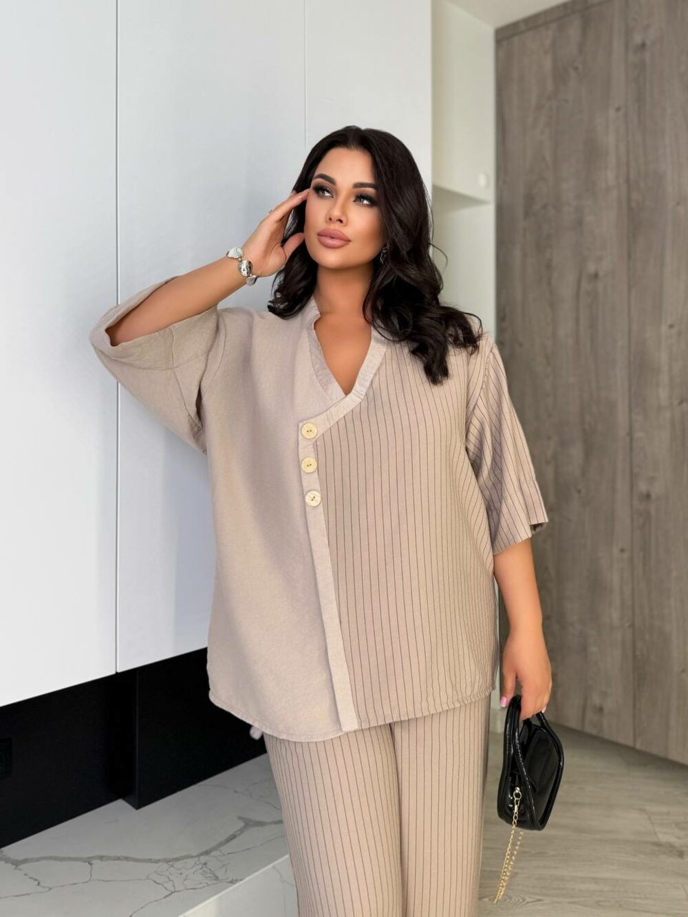 Костюм складається з брюк і блузи з коротким рукавом, колір моко