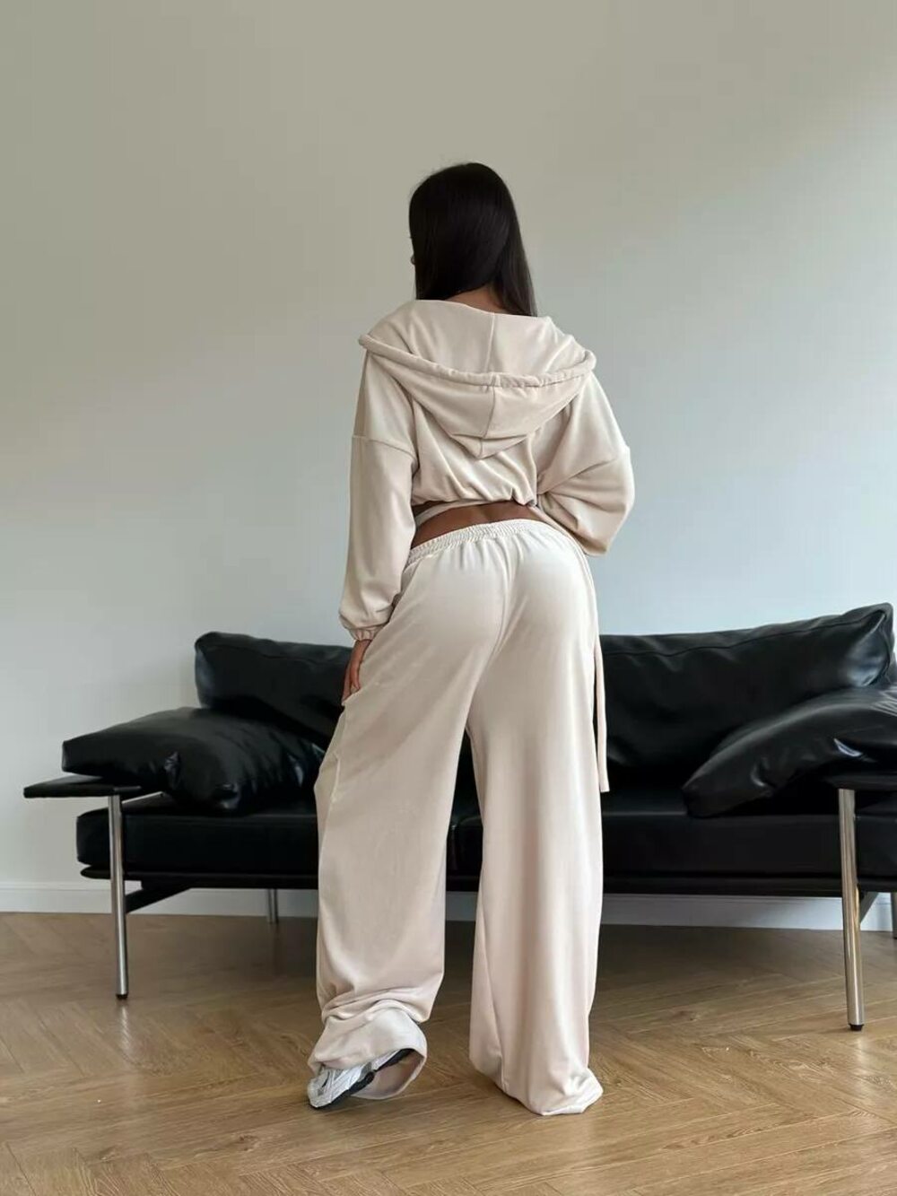 Велюровий костюм двійка складається з худі та штанів, колір бежевий