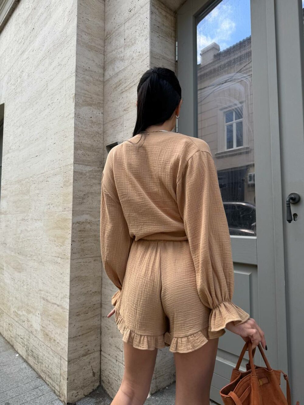 Костюм двійка складається з сорочки та шорт, колір кемел