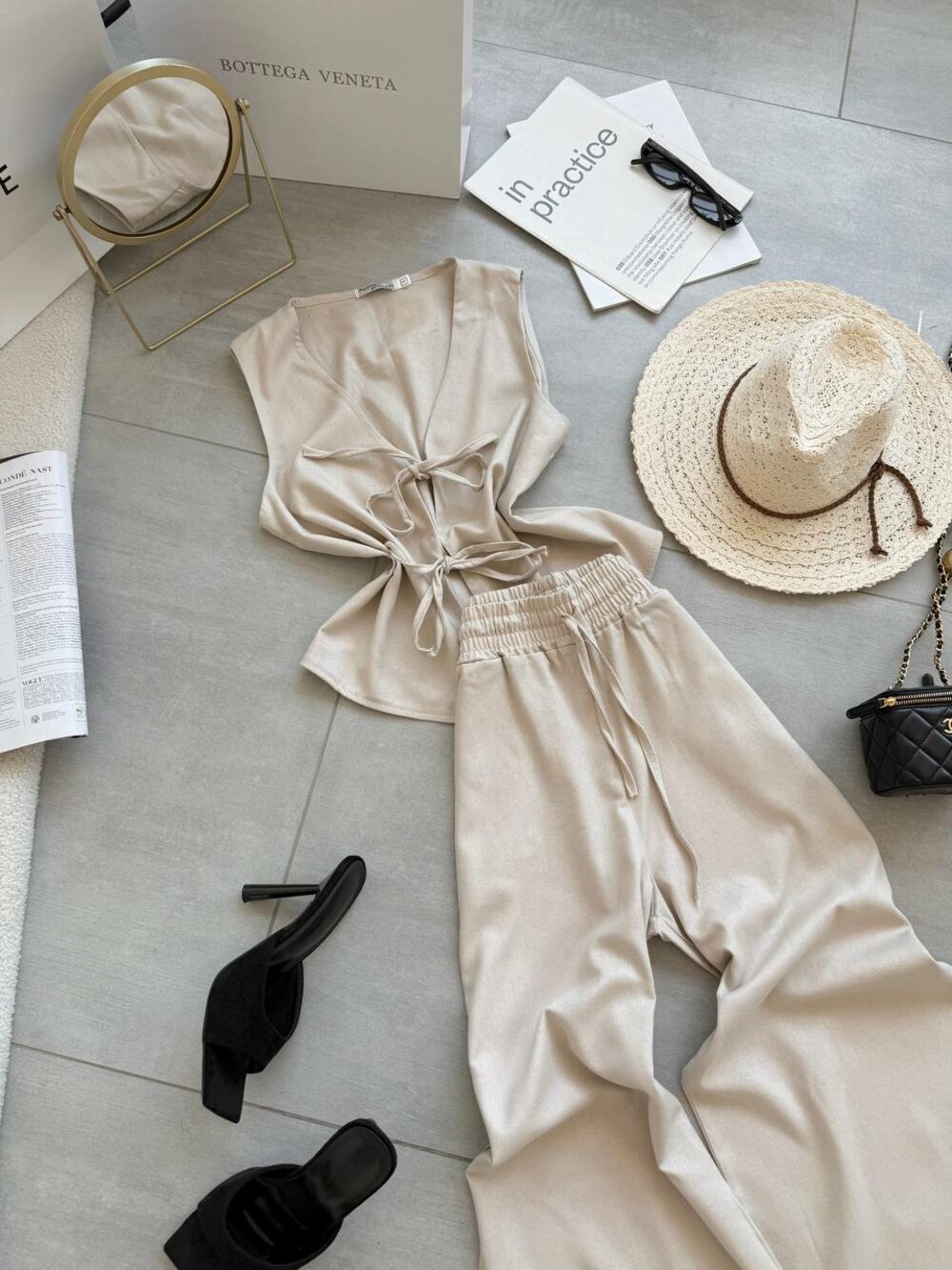 Костюм складається з жилета та штанів, колір бежевий.