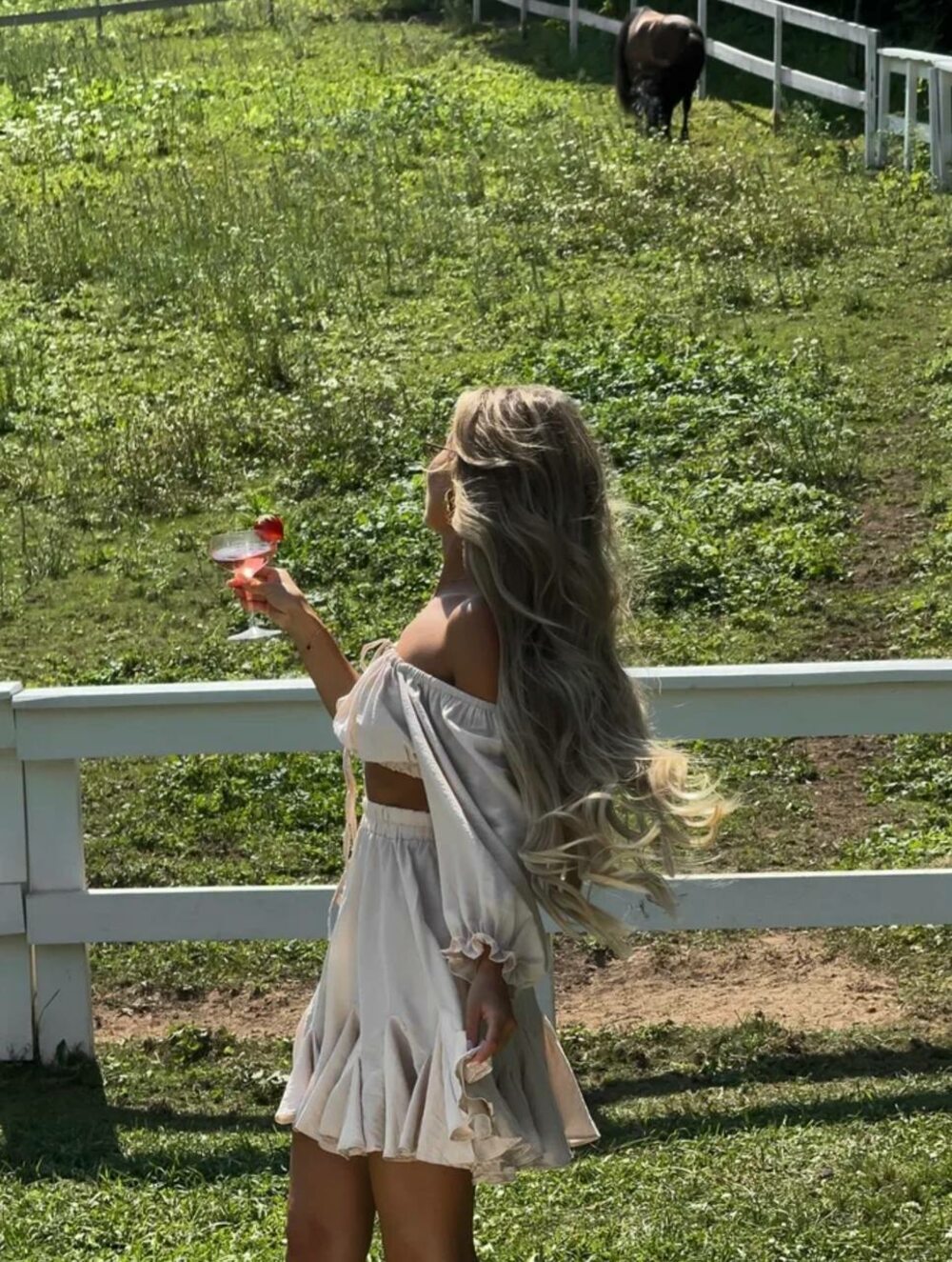 Костюм складається з топу та спідниці, колір бежевий