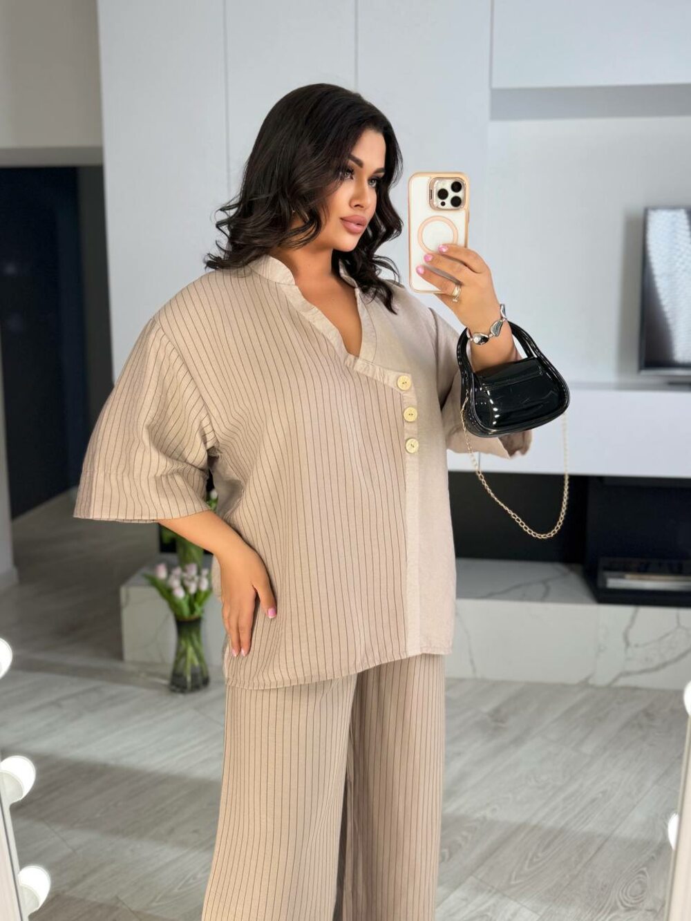 Костюм складається з брюк і блузи з коротким рукавом, колір моко
