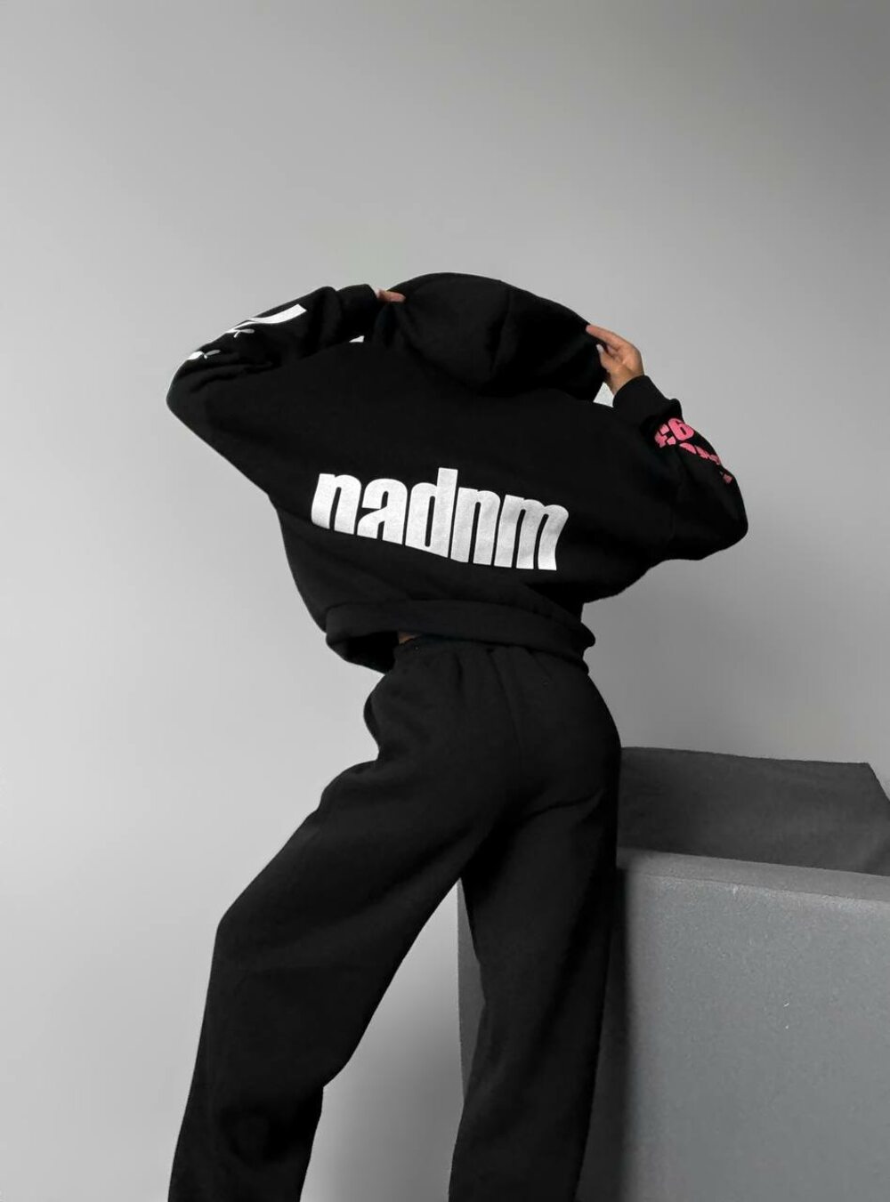 Костюм на флісі складається з кофти та штанів, колір чорний