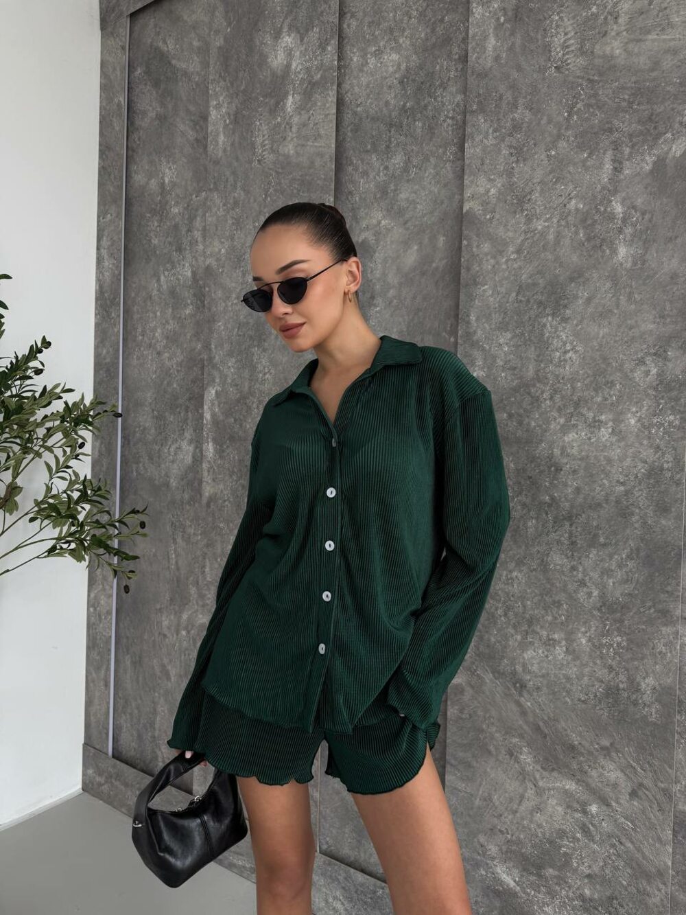 Костюм двійка складається з сорочки та шорт, колір смарагд
