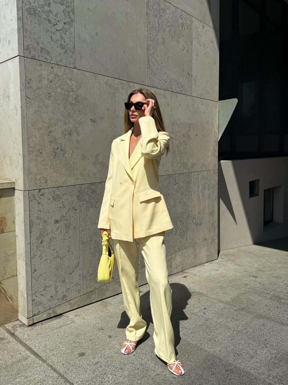 Костюм двійка складається з піджака та штанів, колір жовтий