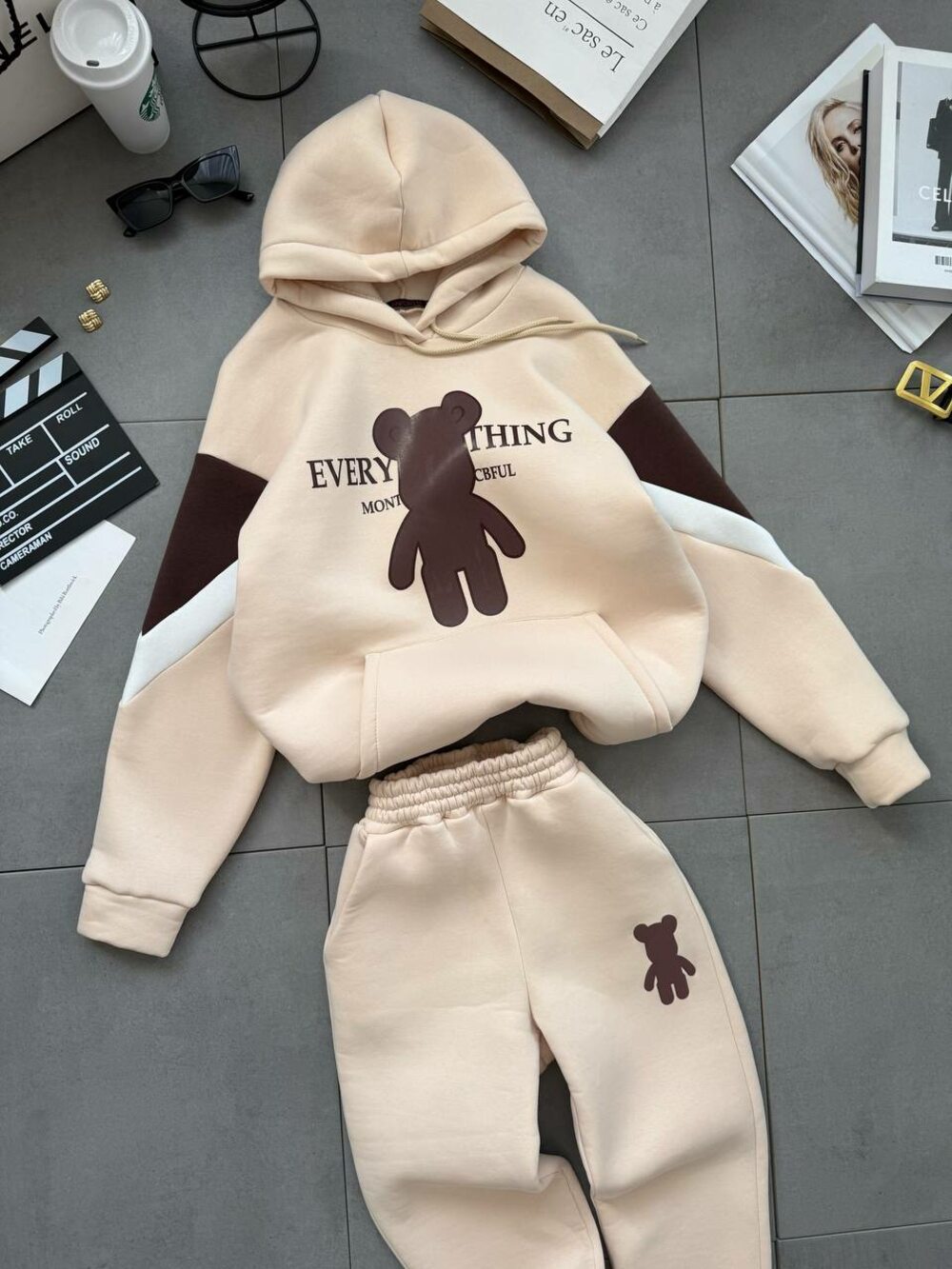 Костюм на флісі з оригінальним принтом, колір бежевий