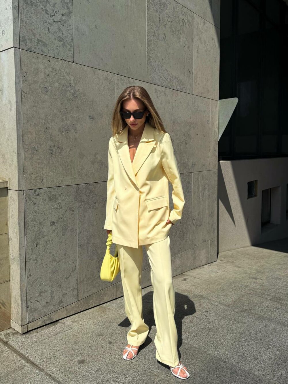 Костюм двійка складається з піджака та штанів, колір жовтий